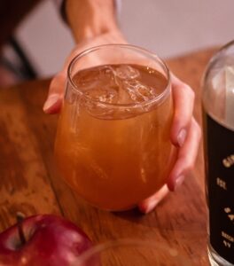 gin 2859 con jager y jugo de manzana